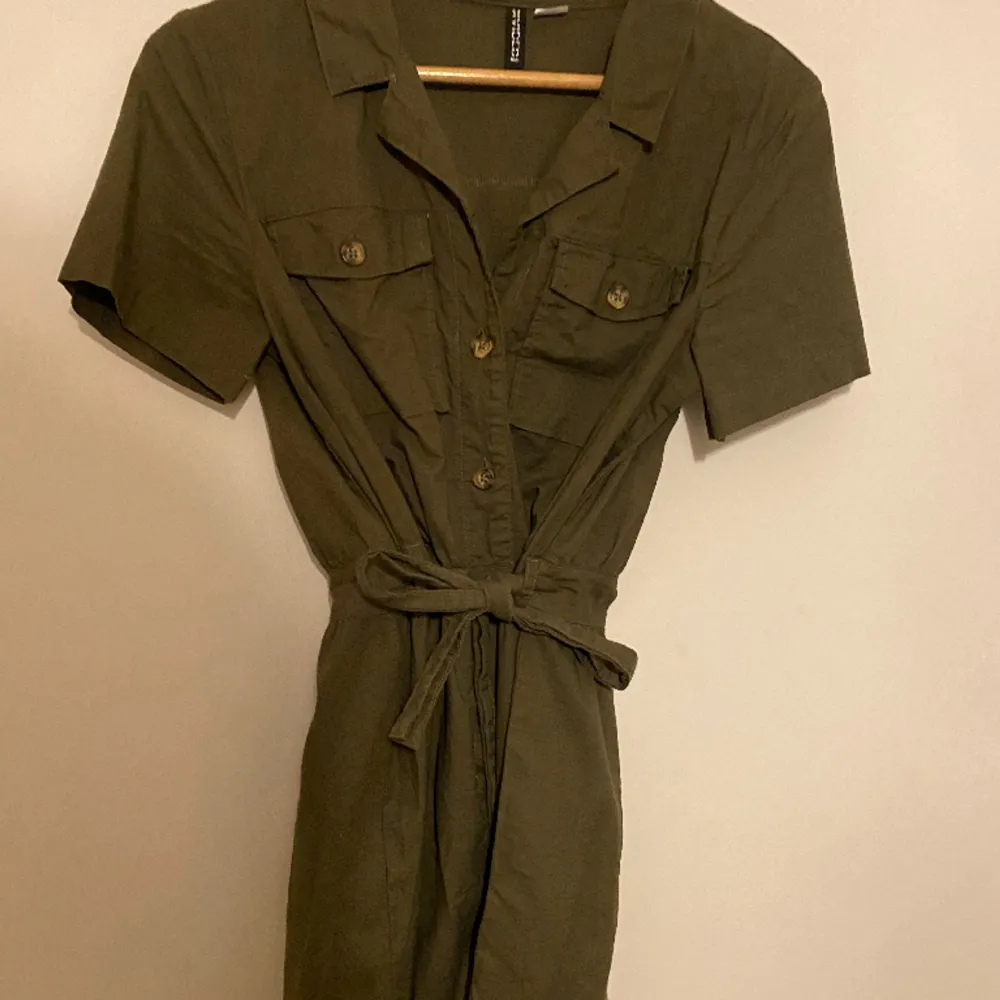 snygg militärgrön byxdress i ett linneliknande material. aldrig använd, endast provad! från hm divided, så något kort i grenen❣️. Klänningar.