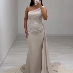 Klänning - Helt oanvänd ny biege klänning. Storlek 36/38 men hyfsat liten i storleken.