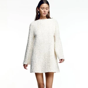 Hm paljett klänning - Säljer denna populära klänning ifrån hm. Helt ny med lappar kvar!🤍 Insåg desvärre att jag inte kommer få användning för den. Skriv privat för egna bilder / prisförslag.