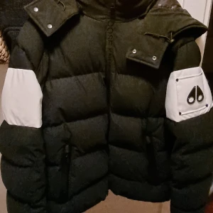 Moose knuckles Jacka - Size M Haft 1 år 100% äkta köpt på Thernlunds Mall of Scandinavia  Ändast frakt Priset är ej hugget i sten