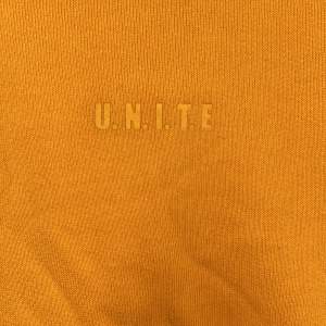 Orange hoodie från Kappahl. Den exakta färgen syns på bild 1 men tröjan i helhet bild 2. Känguru ficka, ribbade muddar i nederkant på tröjan och på ärmarna längst ut. 