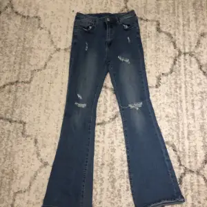 Mörkblå Jeans från: SHEIN! Pasar inte längre men de är jätte fina 