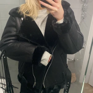 Nakd skinnjacka - Varm skinnjacka som är helt ny med prislappar osv kvar. Tycker ej ja passar i den men kan inte skicka tillbaka🤠🙏🏻 köpt för 999kr.