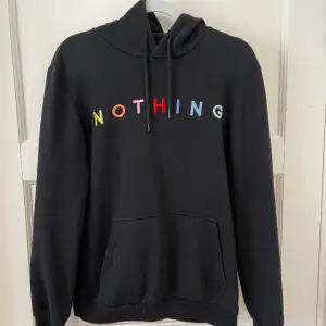 Svart hoodie med broderat NOTHING på framsidan
