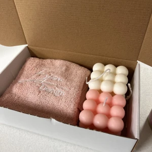 Presentlåda handduk ljus - En Björn Design handduk i 100% bambu, suupermjuk.  Tillsammans med två bubbelljus. HANDGJORT!