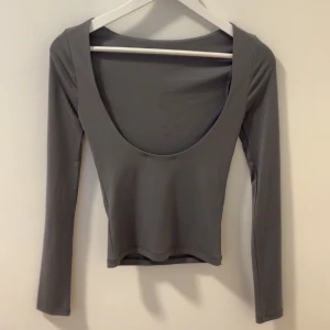 Tröja öppen rygg - Jätte fin tröja med öppen rygg. Använd en gång, från bikbok