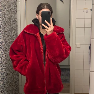 Röd mysig jacka - Jackan är i storlek m/l, jag bär s, den är oversize i modellen.  Aldrig använd, då jag köpte samma jacka fast i grön och använde den istället.  Köpt på Carlings