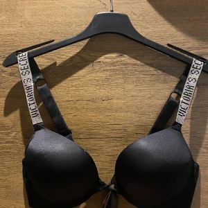 Victorias secret bh - Säljer min Victorias secret bh, köpte fel. Köpte på vs utanför gallerian i stockhom och den har bara legat i lådan sedan dess. Endast testat en gång. Mycket padding i bhn, storlek B80💞 pris går att diskuteras💞, nypris 800kr