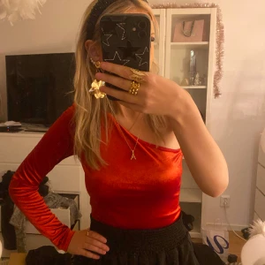 One shoulder body - Såå fin body från BikBok❣️Aldrig använd tyvärr. Perfekt till jul!!!😍❤️