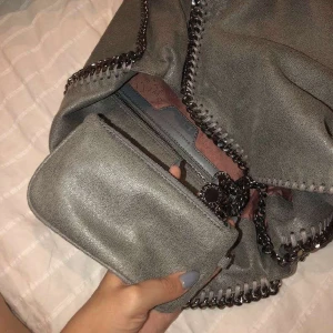 Stella mc’cartney väska - Hej jag säljer denna super snygga Stella McCartney . Den är i fin skick. Har inte kvittot kvar men dustbag finns kvar. Hör av er om ni är intresserad av att köpa.  Först till kvarn❤️