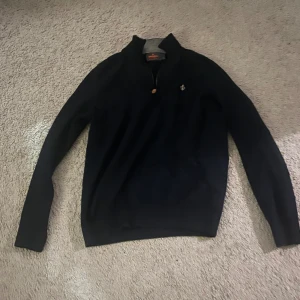 Morris half zip - Tjena jag säljer den här Morris half zippen då den inte kommer till användning längre då den sitter lite tajt. Den är i ett väldigt bra skick och är perfekt nu till vintern. Nypris 1700 men jag säljer den för 990