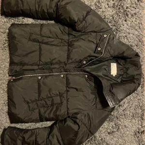 Nelly vinterjacka - Säljer en super fin Nelly Piff it up jacket då den är för liten. Jackan är hel dvs inga rivmärken och dragkedjan fungerar fint. Flera foton kan skickas om så önskas