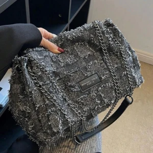 grå väska - Jättefin grå väska, endast använd ett fåtal gånger, nyskick!! 💕💕 