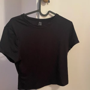 Skimsdupe från shein - Populära skimsdupe från shein, det är storlek L, jag har M i vanliga fall men dessa är för små då jag har stor byst så skulle säga att dessa passar bättre på någon med mindre byst/storlek S-M. 30kr styck 