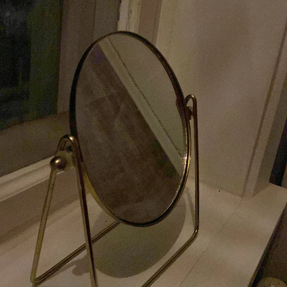 Säljer en liten spegel från hm för 80kr+frakt. 🫶 Mått: Rakt över spegeln: 15cm . Övrigt.