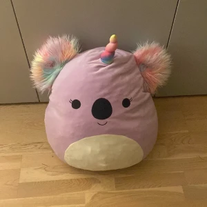 Squish mellow  - En färgglad squish mellow, jätte mysig och stor.  Priset går att diskutera💕