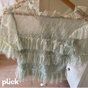By malina blus - Söker en blus från by Malina. Vilka färger som helst skriv till mig om du faktist vill sälja. Skicka bild och ge ett bud va du vill sälja för så kan vi diskutera det.