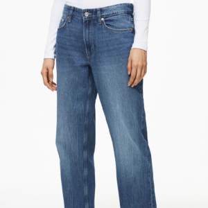 Lowwaist jeans från hm. Helt slutsålda på hemsidan. I storlek 36, modellen är baggy på hemsidan men om man är en 38 sitter de normalt upptill, alltså inte så baggy. Köparen står för frakten💕