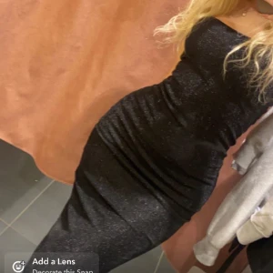 EFTERRÅGAR GINA TRICOT KLÄNNING - Heej! Hittade denna på Gina för ett år sen, och av nån dum anledning köpte jag inte den.. är det någon som har den som vill sälja? Söker storlek XS 🤍🙏🏻