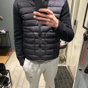 Moncler cardigan  - Säljer nu min moncler cardigan. Den är sparsamt använd cond 9/10 inget fel på den. Självklart äkta kvitto finns med! Kan tänka mig att gå ner i pris vid snabb affär! 