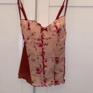 Korsettopp - Sjukt fin topp i korsettstil och blommigt mönster❤️Så unik och trendig, måste tyvärr sälja då den var stor på mig🥲passar M-L skulle jag säga, den har stretch. Den är vintage intimissimi💞Skriv vid funderingar och kolla in mina andra annonser💕