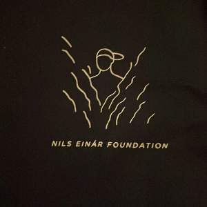 Denna tröja delades ut på Fryshuset i Stockholm i ett begränsat antal på einars minnestund 2023-10-21 där bland annat Lena Nilson och Alexandra hade gjort ett evenemang med olika stora artister som uppträde för att hedra Nils Grönberg. 