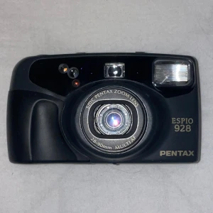 Kamera  - Kameran är en analog film kamera (alltså inte en digital, utan men stoppar i film och lämnar in filmen och får den framkallad). Kameran är ej funktionstestad men har inte synliga skador. Har alltså inte provat den! Ingen garanti att den funkar 