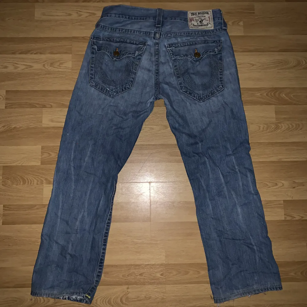 Ett par true religon jeans som intr kommer till användning drf jag säljer dem. Dem är i jätte bra skick och är knappt använda. Storleken är 32w, skriv om ni har några frågor och priset är inte bestämt . Jeans & Byxor.