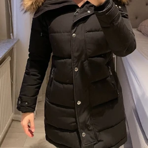 Hollies vinter jacka - Bra skick Nypris 4 600kr Passar som S Jag är 164cm och väger 60kg