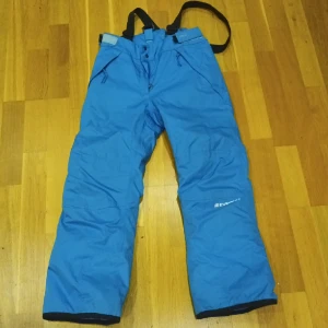 Skidbyxir - Skudbyxor/överdragsbyxor från Everest i bra skick. Hittar ingen storlek men ca strl 152. 