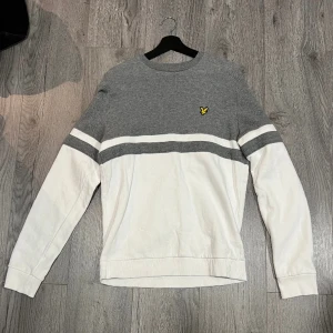 Lyle & scott  - Säljer två lyle & scoot sweatshirt som aldrig är använda pågrund av att jag växte ifrån de! 800 kr för båda 