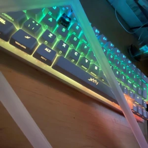 Xtrfy kustom - switches:Cherry MX reds Hotswabbaple: Ja Keytype: 65% 67keys Trådbunden Ingen programvara behövs, installerar drivrutiner direkt in vid inkoppling Kräver usb-c  Helt nyskick 