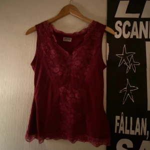 Spetslinne - Superfint rött spetslinne från märket Sasha i stl M. 