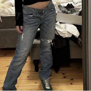 Säljer dessa snygga lågmidjade jeans med hål i sig och nästintill oanvända då dem är för små för mig❤️