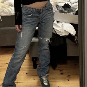 Lågmidjade jeans - Säljer dessa snygga lågmidjade jeans med hål i sig och nästintill oanvända då dem är för små för mig❤️