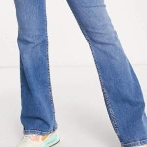 Superfina bootcut jeans som är sparsamt använda då jag köpte de i en storlek för stor. 