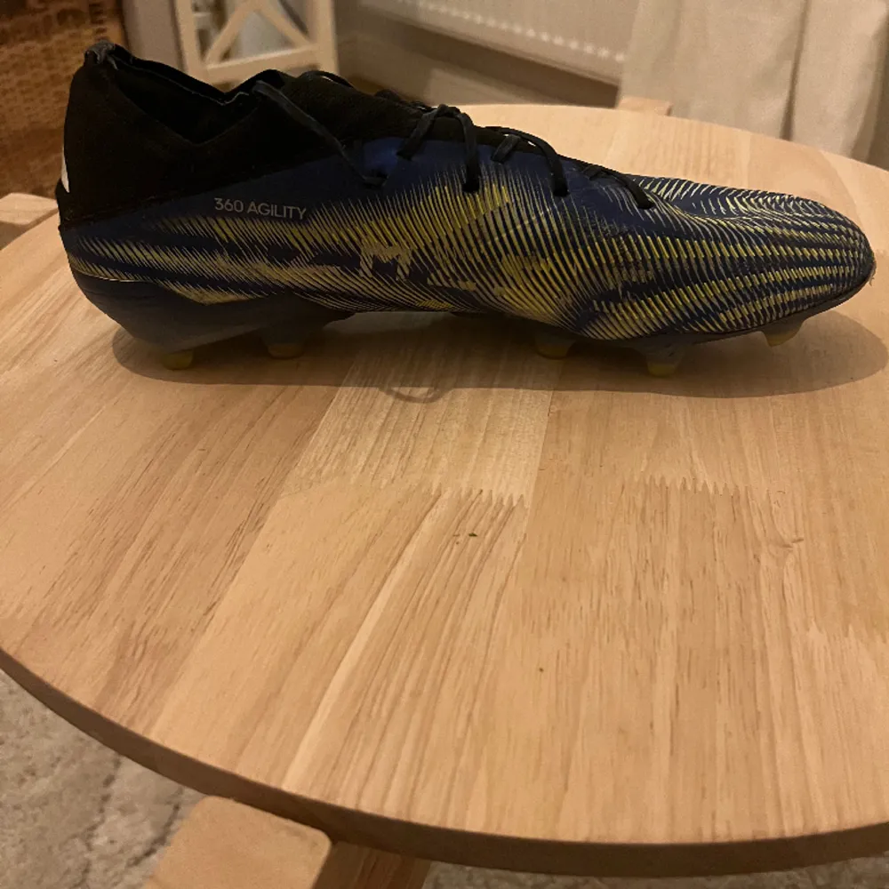 adidas nemeziz, en mycket sällsynt modell som inte går att få tag i längre. Storlek 44. Skor.