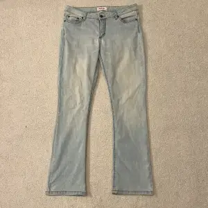 Superfina lowwaist jeans köpta på vinted. Har några pyttesmå fläckar som knappt syns (se första bilden). Midjemått: 43 cm, innerbenslängd: 78 cm.