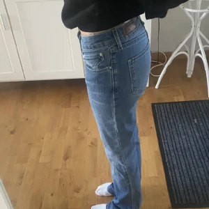 Jeans  - Levis jeans i fint skick i modell ”bold curve skinny boots”. Stl 26 enl lapp, men bedömer dem mer som en 25:a. Längden är 32, (uppsydda i butik, ursprungligen/enl lapp 34) Midjemått; 32 cm mätt rakt över,  innerben 76 cm. Tjejen på bilden är 157 lång.