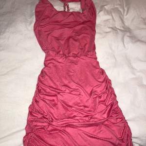 Chockrosa klänning oanvänd med öppen rygg