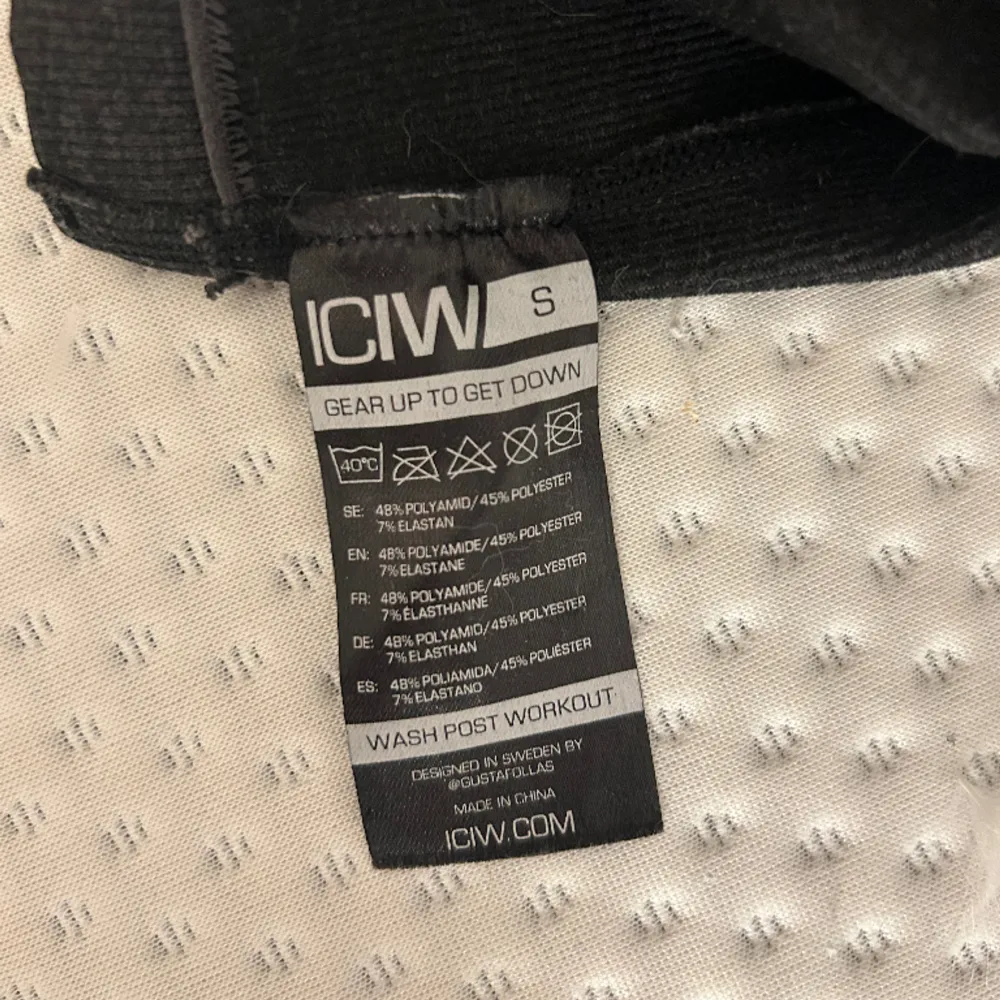 Säljer mina ICIW byxor i storlek S, de är knappt använda. Säljer för jag har växt ur dem. Nypris 800kr, pris går att diskutera 💞. Jeans & Byxor.