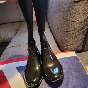 Michael kors skor - Hej,jag säljer skorna dom är helt nya och aldrig använt storlek 39. Jag köpte för 2500 men säljer för 1000.