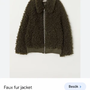 Hm grön fluffig jacka  - Säljer denna slutsålda hm oliv gröna jacka, lägger ut igen pågrund av oseriös köpare. ❤️ startar budgivning om många är intresserade. Hör av er vid frågor. Jackan är i fint skick. Frakt ingår ej. Köp direkt för 600
