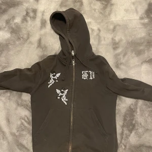 Rhinestone tröja - Säljer min rhinestone tröja från Bvaldi. Jag har använt den ganska mycket så lite solblekt men annars inga skador på den.