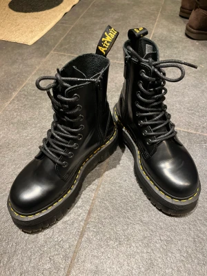 Dr martens jadon - Dr martens jadon i storlek 36. Använda en gång, kartong finns kvar. Säljer då de är för små för mig.