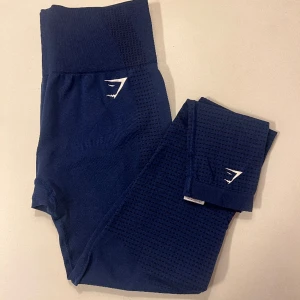 Gymshark tights - Storlek M, säljer då de är för stora för mig. Aldrig använda men utan lapp. Marinblå