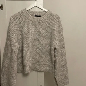 Stickad tröja  - Stickad tröja ifrån Gina Tricot storlek S. Endast provad på aldrig använd, därav i nyskick! slits vid slutet på ärmarna och på sidorna🤍