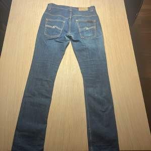 Säljer nu dessa nudie jeans i modellen thinn finn, storlek 30/34. Jeansen är i bra skick och sitter slim/skinny. Skriv för frågor och funderingar👍