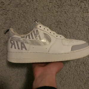 Air Force 1  - Skön färg med reflektivt märke Riktigt bra skick ingen heeldrag  Snörena sätts på innan jag skickar skorna Kom med bud 