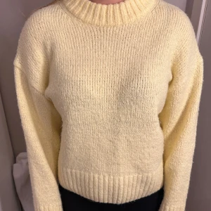 Gul stickad  - Jättefin gul stickad tröja från Gina som tyvärr inte kommer till användning då jag har en del stickade hemma❤️‍🔥❤️‍🔥